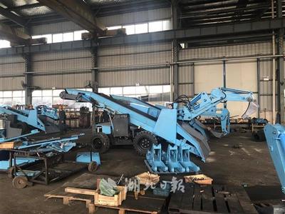 扒渣中，“扒”出小巨人——挖掘裝載機的工業力量